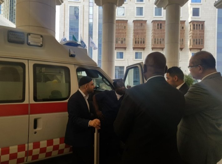 Mohsin Tutla with officials beside an ambulance outside a hotel in Makkah